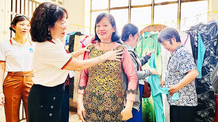 Niềm vui của những vị khách đặc biệt tại cửa hàng “Áo dài 0 đồng” ở Phường 19, quận Bình Thạnh.