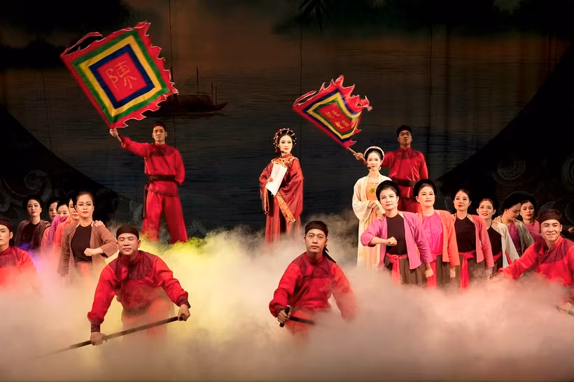 Vở chèo “Linh Từ quốc mẫu” do NSND Hoài Thu đạo diễn.