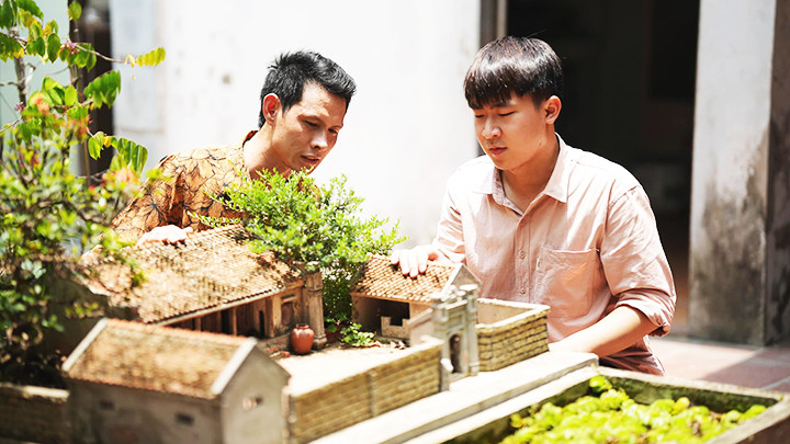 Trương Văn Bộ (bên phải) và tác phẩm của mình.