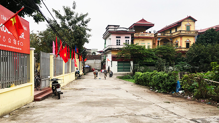 Khu đất dự án tại thôn Hạ Thái (phải) khi triển khai sẽ xóa con đường cạnh nhà văn hóa thôn (trái).