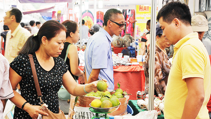 Theo dự thảo, cá nhân và hộ kinh doanh có doanh thu bán hàng hơn 150 triệu đồng/năm sẽ phải đóng thuế VAT. Ảnh: SONG ANH