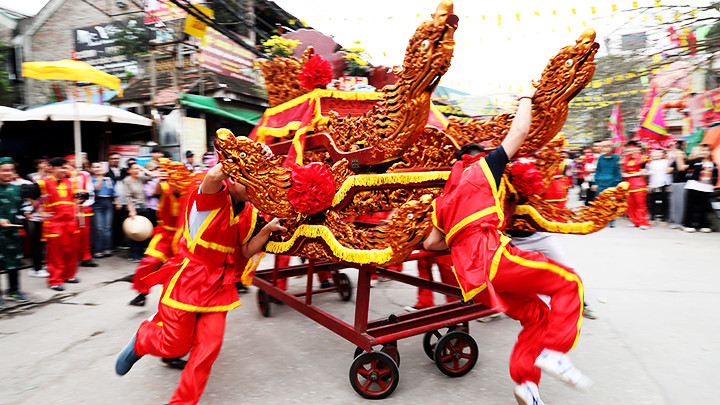 Lễ hội tạo nên không khí sôi nổi cho làng nghề cổ dịp đầu xuân.