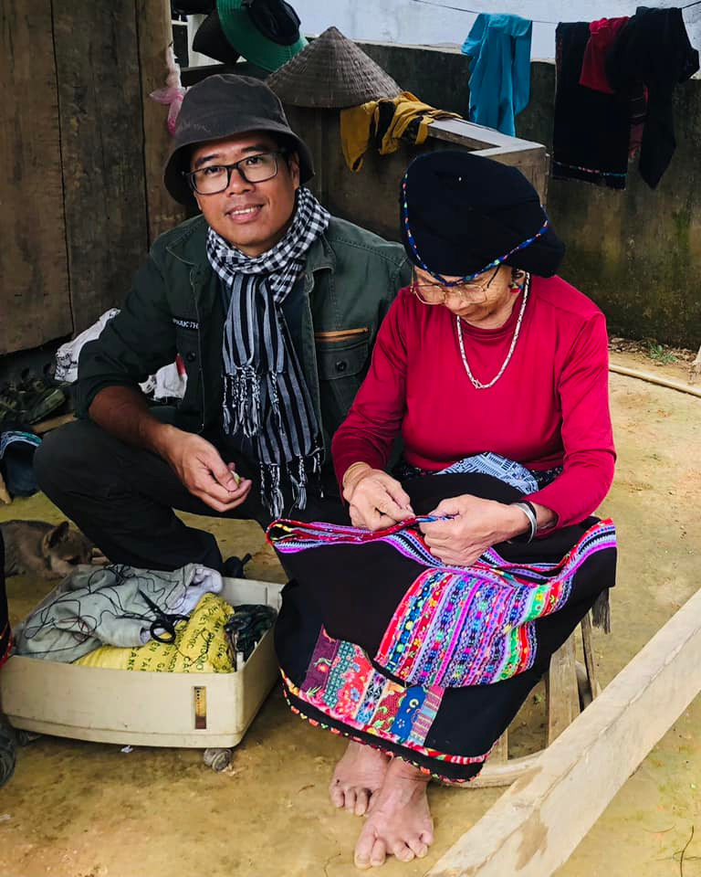 Nhà văn Nguyễn Xuân Thủy bên cụ bà dân tộc Lự trong một chuyến đi thực tế.