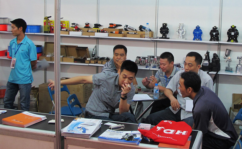 Thuốc lá rẻ khiến người dùng dễ dàng lựa chọn để giữ nguyên mức chi. Ảnh: NAM NGUYỄN