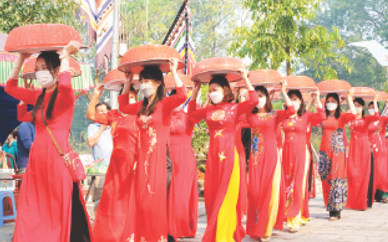 Rước bánh trôi dâng lên Hai Bà Trưng tại lễ hội đền Hát Môn.
