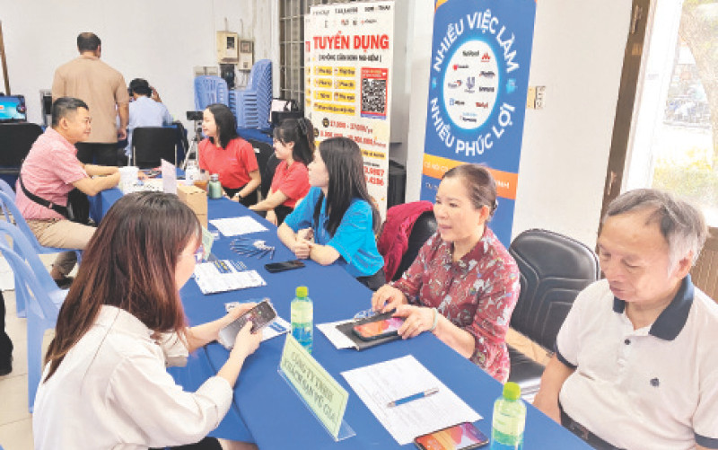 Ứng viên tham gia Sàn việc làm tại Trung tâm Dịch vụ việc làm Thành phố Hồ Chí Minh.