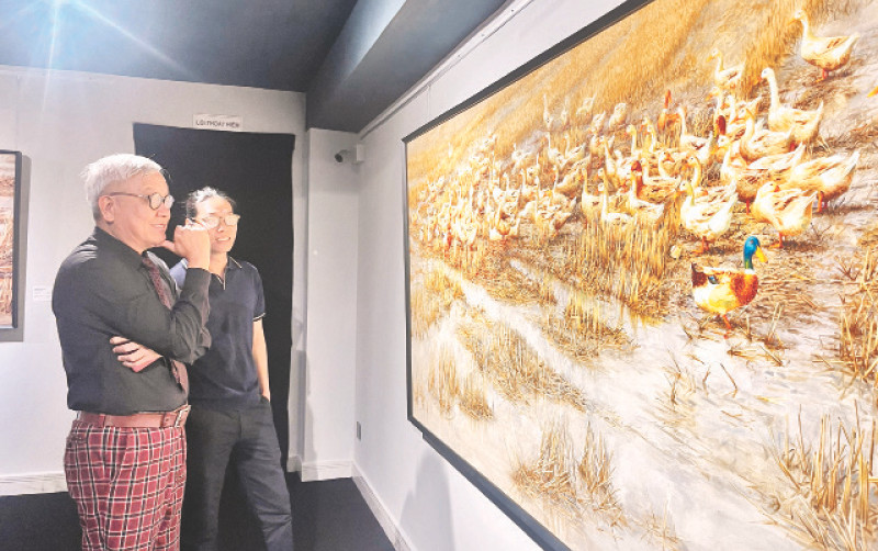 Tranh của họa sĩ Đặng Quang Tiến trong triển lãm “Nhiệt”. 