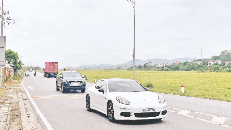 Nhiều tuyến đường liên xã, phường ở thành phố Chí Linh được đầu tư xây dựng mới thông thoáng, hiện đại.