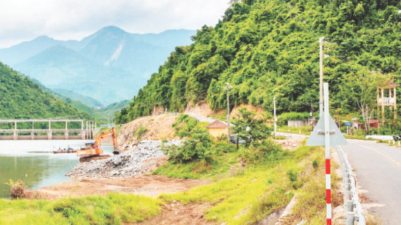 Thi công dự án xử lý sạt lở đoạn qua đèo La Ngà, đường ĐT 601 tại xã Hòa Bắc.