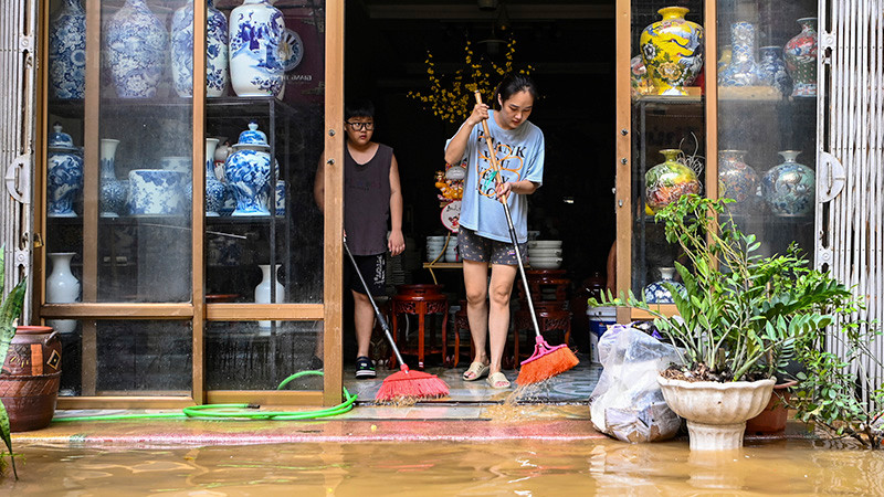 Sáng 13/9, nhiều hộ dân, tiểu thương tại xã Bát Tràng, huyện Gia Lâm, Hà Nội dọn dẹp bùn đất sau khi nước xuống. (Ảnh QUANG TÙNG)