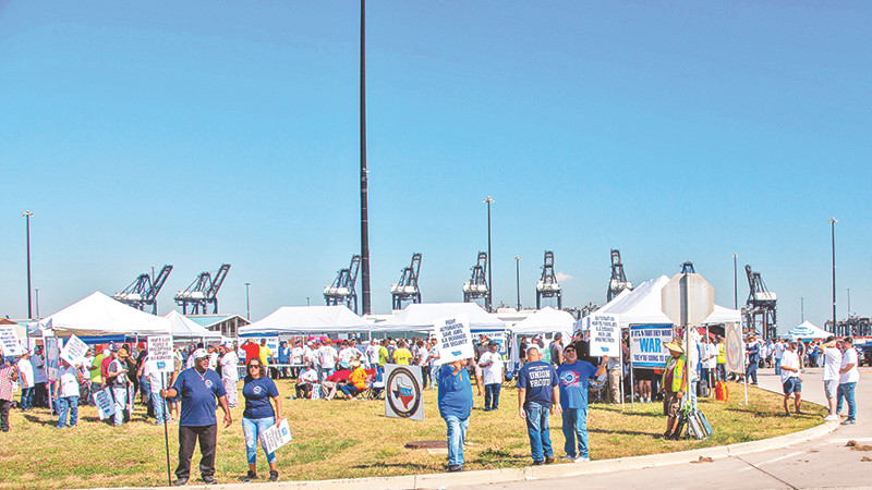 Công nhân cảng Houston ở Texas, Mỹ tham gia đình công. (Ảnh TÂN HOA XÃ)