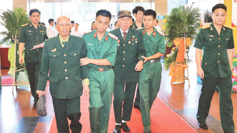 Các nhân chứng lịch sử nay tuổi đã cao nhưng vẫn truyền lửa cách mạng cho thế hệ trẻ hôm nay.