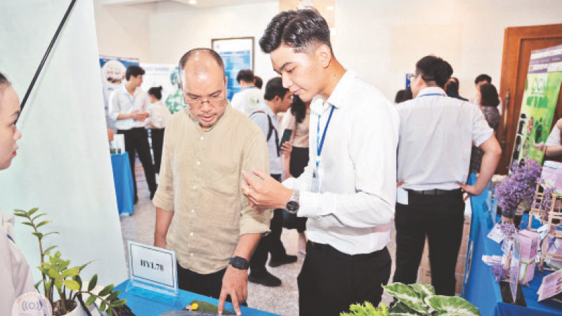 Trưởng dự án “Sản xuất gạch từ rác thải nhựa” giới thiệu sản phẩm với Ban giám khảo cuộc thi.