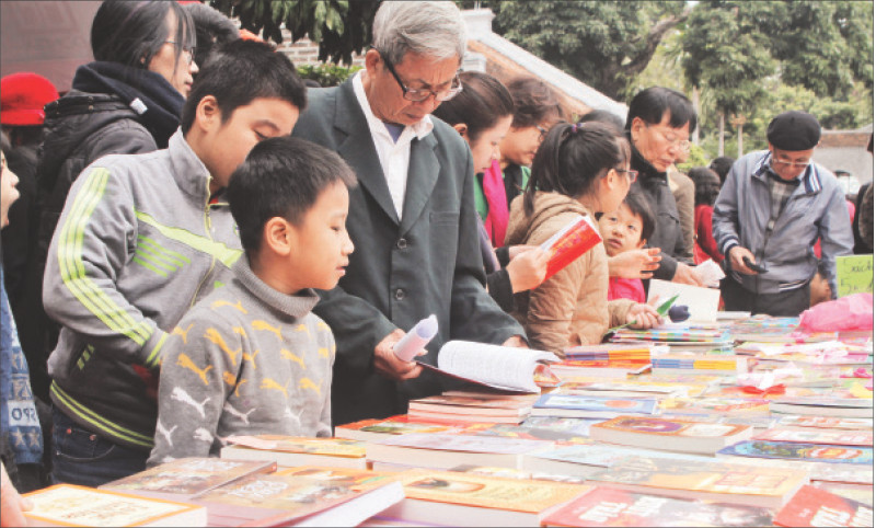 Sách văn học luôn thu hút được sự quan tâm của độc giả nhiều thế hệ. (Ảnh VIỆT KHÔI)