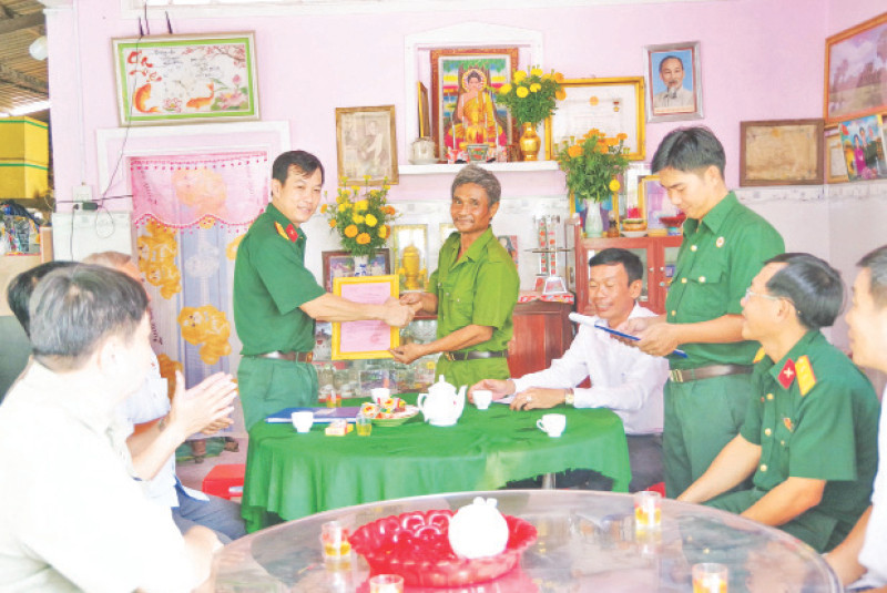 Ban Chỉ đạo Tết Quân-Dân tỉnh Vĩnh Long trao nhà Tình đồng đội tặng ông Thạch Nghĩa (ấp Cần Thay, xã Tân Mỹ, huyện Trà Ôn).