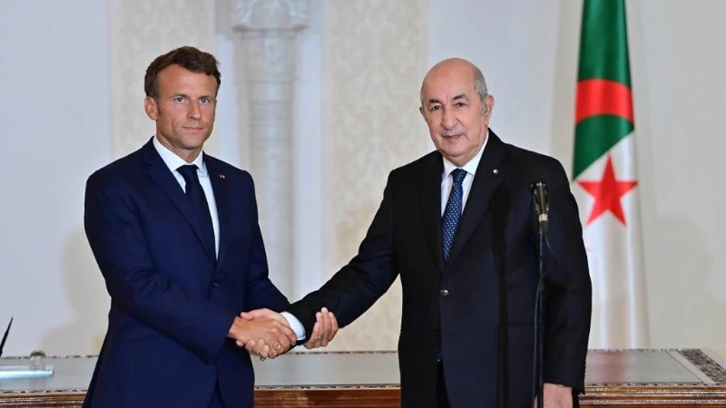 Tổng thống Algeria Abdelmadjid Tebboune bắt tay Tổng thống Pháp Emmanuel Macron tại lễ ký kết diễn ra ở thủ đô Algiers, Algeria, ngày 27/8/2022. (Ảnh: Tân Hoa xã) 