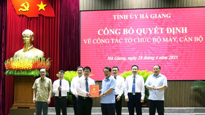 Đồng chí Hầu A Lềnh, Ủy viên Ban Chấp hành Trung ương Đảng, Bí thư Tỉnh ủy Hà Giang trao quyết định sáp nhập Báo Hà Giang và Đài Phát thanh và Truyền hình tỉnh cho tập thể lãnh đạo Báo Hà Giang (mới). 
