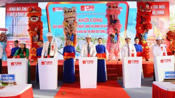 Lãnh đạo tỉnh Ninh Thuận và nhà đầu tư nhấn nút khởi công dự án