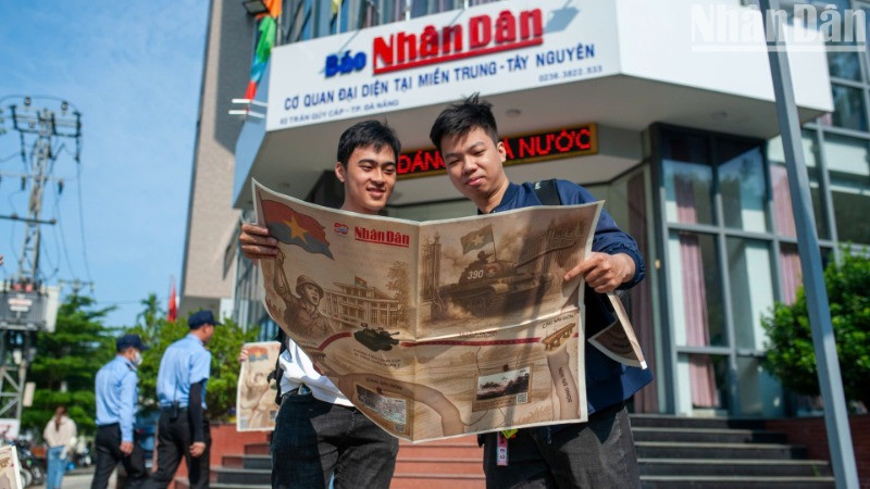 Các bạn trẻ Đà Nẵng háo hức đón nhận phụ san đặc biệt của Báo Nhân Dân.