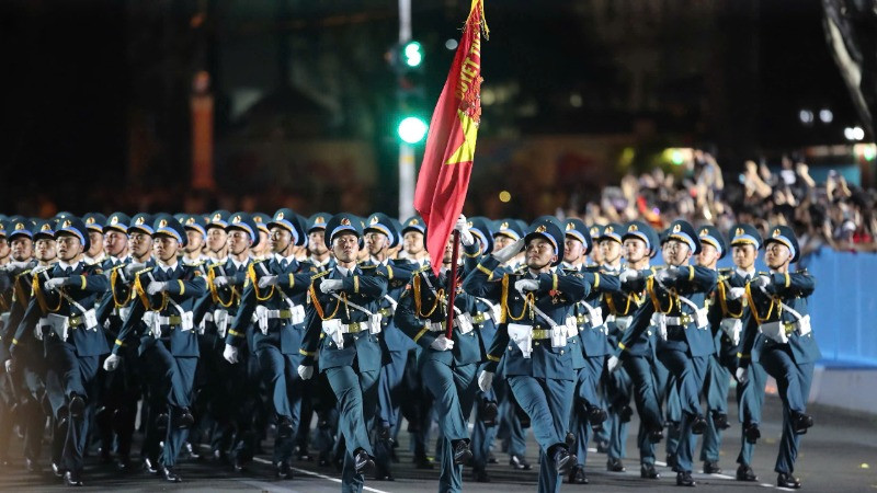 Trung úy Vũ Chí Hưng, Trợ lý Cơ yếu Ban Cơ yếu Phòng Tham mưu, Sư đoàn 365, Quân chủng Phòng không-Không quân (đi đầu) vinh dự là Khối trưởng Khối đi Sĩ quan Phòng không-Không quân tham gia Lễ diễu binh, diễu hành Kỷ niệm 50 năm Ngày Giải phóng miền nam, thống nhất đất nước (30/4/1975-30/4/2025) tại buổi sơ duyệt.