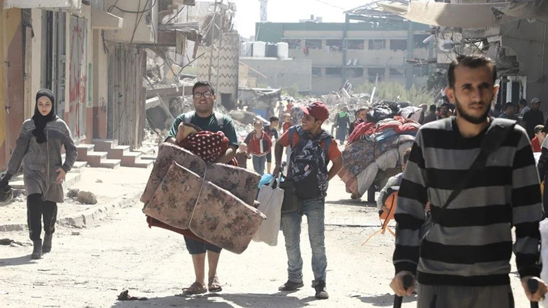 Người dân sơ tán tránh xung đột tại Jabalia, Dải Gaza. (Ảnh: THX/TTXVN) 