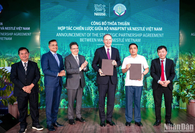 Thứ trưởng Nông nghiệp và Phát triển nông thôn Nguyễn Quốc Trị (thứ 2 từ phải sang) và ông Mark Schneider, Giám đốc điều hành Tập đoàn Nestlé (thứ 3 từ phải sang) tại lễ ký kết bản ghi nhớ hợp tác giữa Nestlé Việt Nam và Bộ Nông nghiệp và Phát triển nông thôn. 