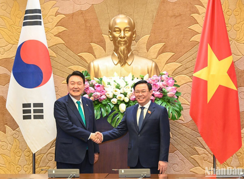 Chủ tịch Quốc hội Vương Đình Huệ và Tổng thống Hàn Quốc Yoon Suk Yeol tại buổi tiếp. (Ảnh Duy Linh)