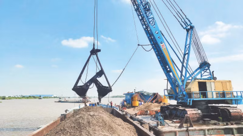 Tỉnh An Giang khai thác nguồn cát sông Hậu phục vụ xây dựng cao tốc Châu Đốc-Cần Thơ-Sóc Trăng. 