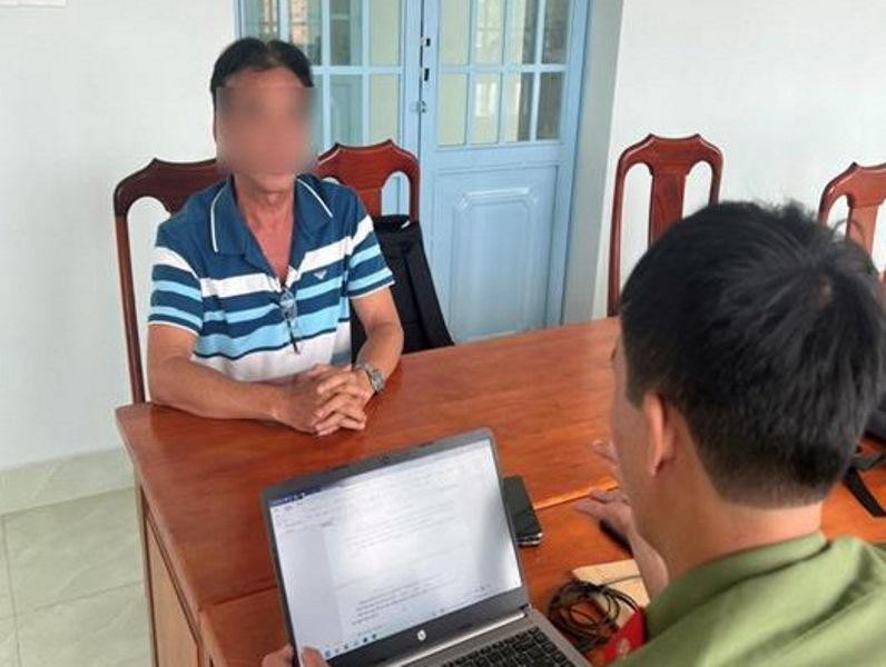 Cán bộ công an làm việc với ông T.