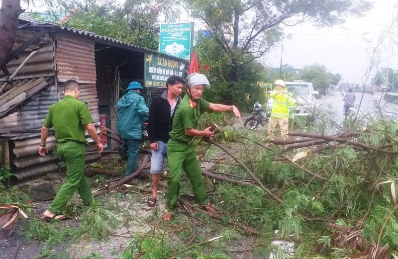 Khắc phục hậu quả do bão số 4 tại Thừa Thiên Huế (Ảnh : CÔNG HẬU)