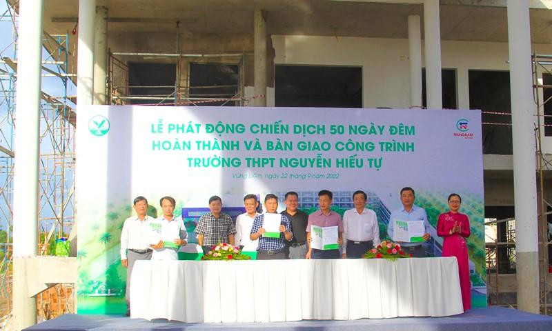 Lãnh đạo tỉnh Vĩnh Long tham dự lễ ký kết của các nhà thầu. (Ảnh: Bá Dũng) 