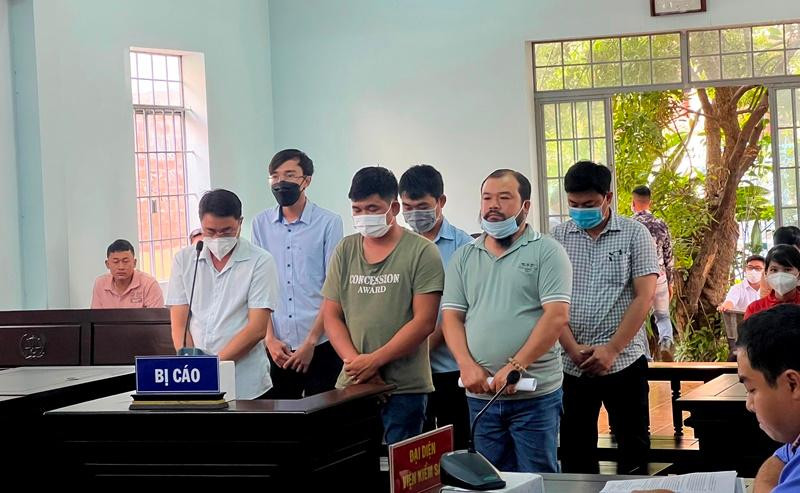 Các bị cáo tại phiên tòa. 