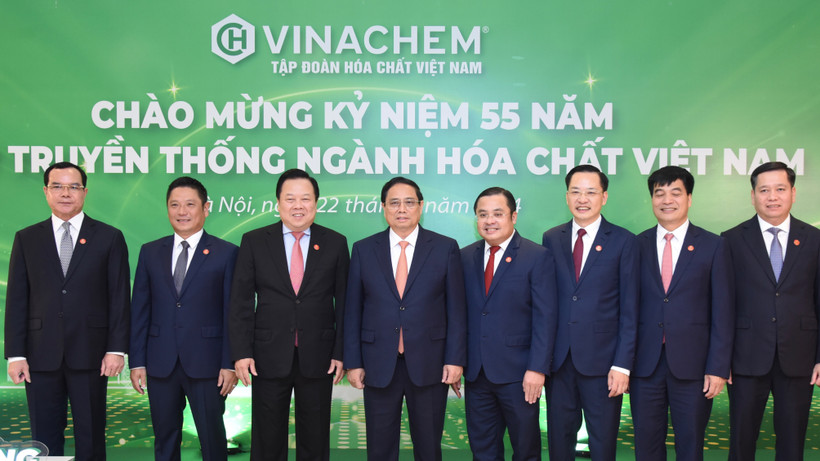 Thủ tướng Phạm Minh Chính trao cờ thi đua của Chính phủ cho Tập đoàn Hóa chất Việt Nam.