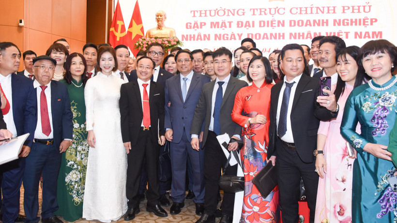 Thủ tướng Phạm Minh Chính và các doanh nghiệp dự cuộc gặp mặt.