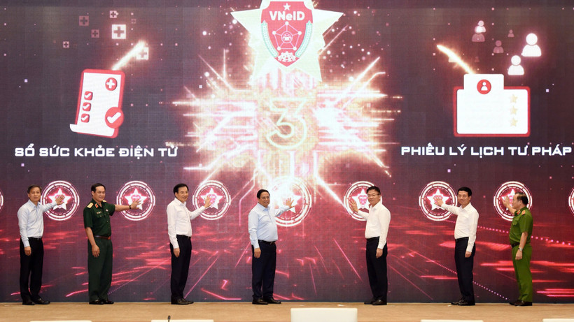 [Ảnh] Thủ tướng Phạm Minh Chính dự Hội nghị triển khai Sổ sức khỏe điện tử và cấp Phiếu lý lịch tư pháp qua VNeID