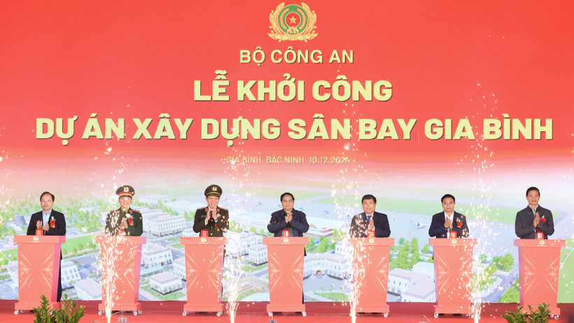 Thủ tướng Phạm Minh Chính và các đại biểu thực hiện nghi thức khởi công dự án xây dựng sân bay Gia Bình.
