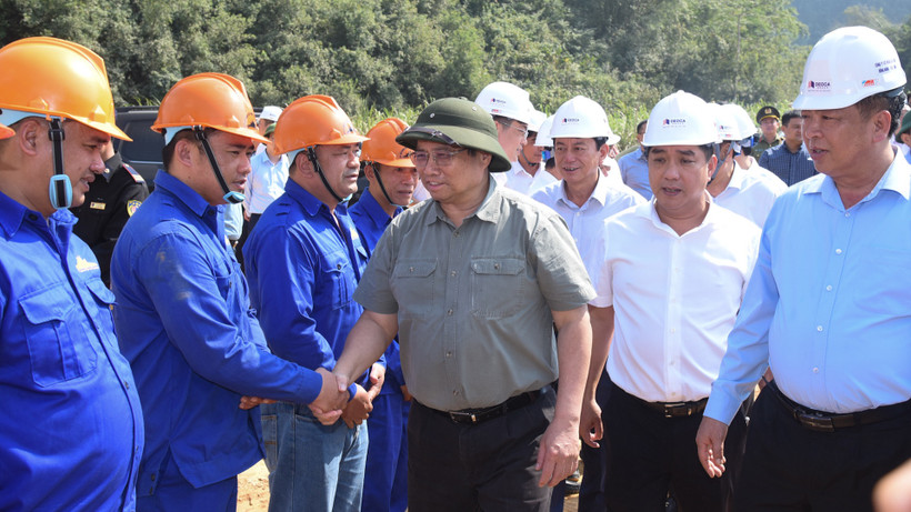 Thủ tướng Phạm Minh Chính kiểm tra và động viên công nhân thi công đường bộ cao tốc Đồng Đăng-Trà Lĩnh đoạn qua tỉnh Cao Bằng.