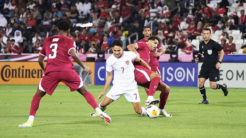Pha tranh bóng của U23 Indonesia (áo trắng) trong trận đấu với U23 Qatar. 