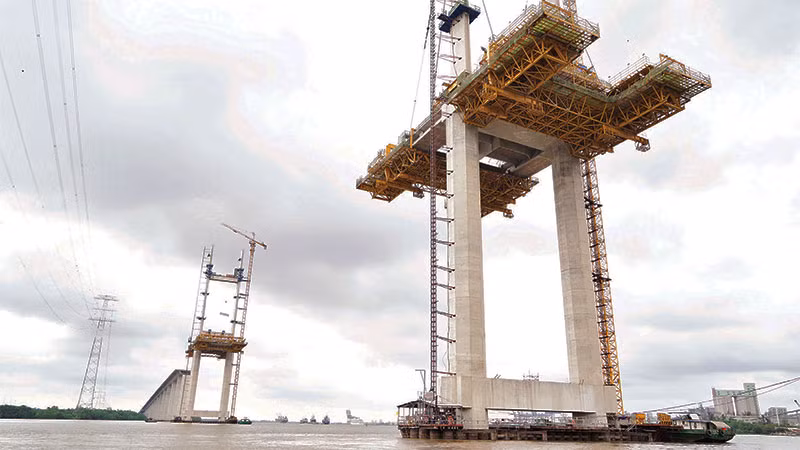 Thi công cầu Bình Khánh, huyện Nhà Bè, Thành phố Hồ Chí Minh thuộc dự án Cao tốc Bến Lức-Long Thành. (Ảnh: THẾ ANH)