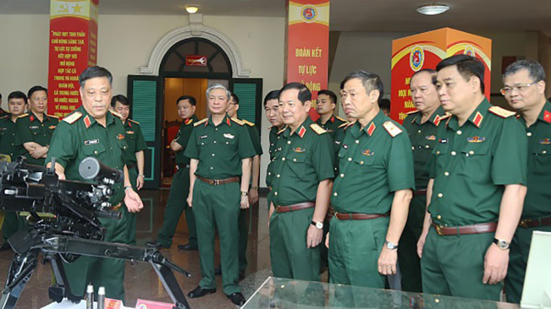 Thủ trưởng Tổng cục Công nghiệp quốc phòng và Bộ Tham mưu tham quan trưng bày sản phẩm công nghiệp quốc phòng.