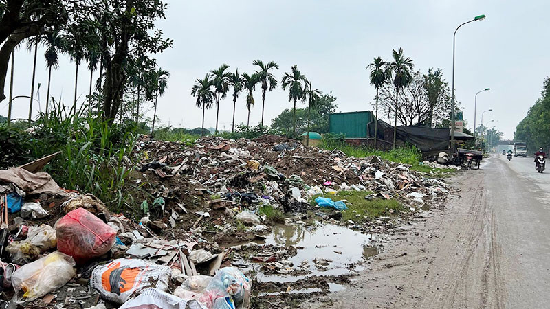 Tình trạng đổ trộm rác thải diễn ra thường xuyên dọc Đại lộ Thăng Long, Hà Nội. (Ảnh: MẠNH HIỂN)