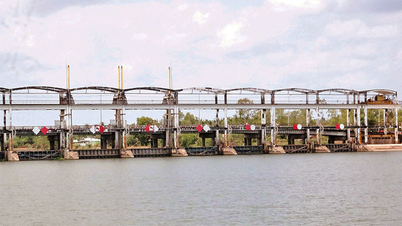 Cống thủy lợi Láng Thé phía sông Cổ Chiên, ngăn mặn, trữ ngọt phục vụ sản xuất trong mùa khô 2023-2024 tại Trà Vinh.
