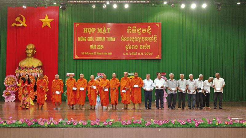 Người có uy tín trong vùng đồng bào dân tộc thiểu số nhận quà Tết cổ truyền Chôl Chnăm Thmây.