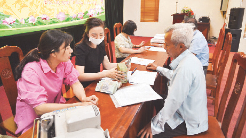 Chi trả tiền bồi thường giải phóng mặt bằng dự án đường vành đai 4 - Vùng Thủ đô đi qua địa phận xã Đắc Sở, huyện Hoài Đức. (Ảnh DUY LINH)