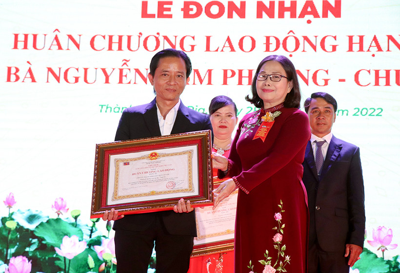 Đại diện Công ty TNHH Lan Anh (bên trái) nhận Huân chương Lao động hạng ba.