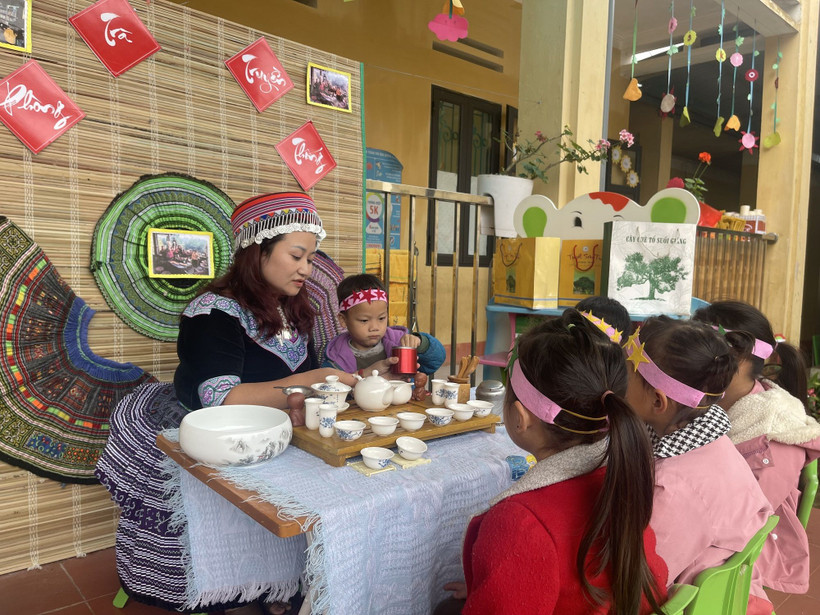 Cô giáo Đỗ Thùy Quyên cùng học sinh tham gia hoạt động bảo tồn trong không gian Trà Suối Giàng.