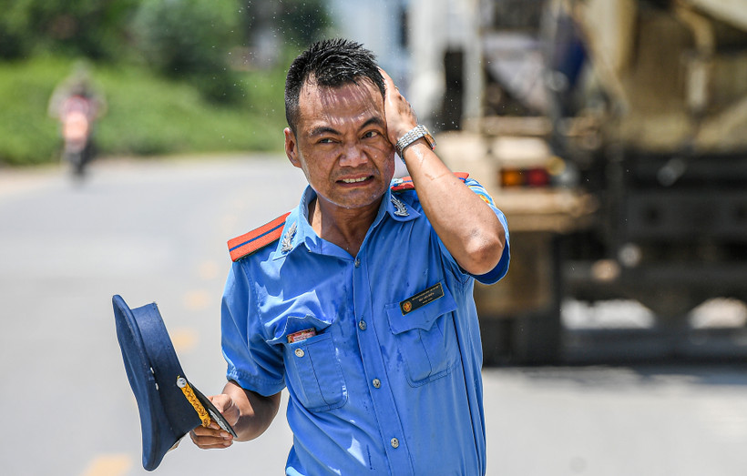 [Ảnh] Ca trực của thanh tra giao thông dưới nắng gắt 40 độ C