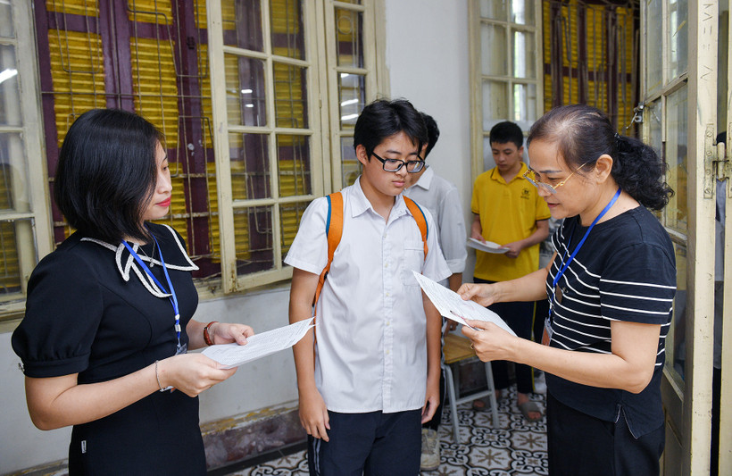[Ảnh] Học sinh Hà Nội làm thủ tục dự thi tuyển sinh vào lớp 10
