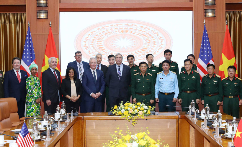 Đại tướng Phan Văn Giang và Thượng Nghị sĩ Jeff Merkley chụp ảnh cùng các đại biểu. 