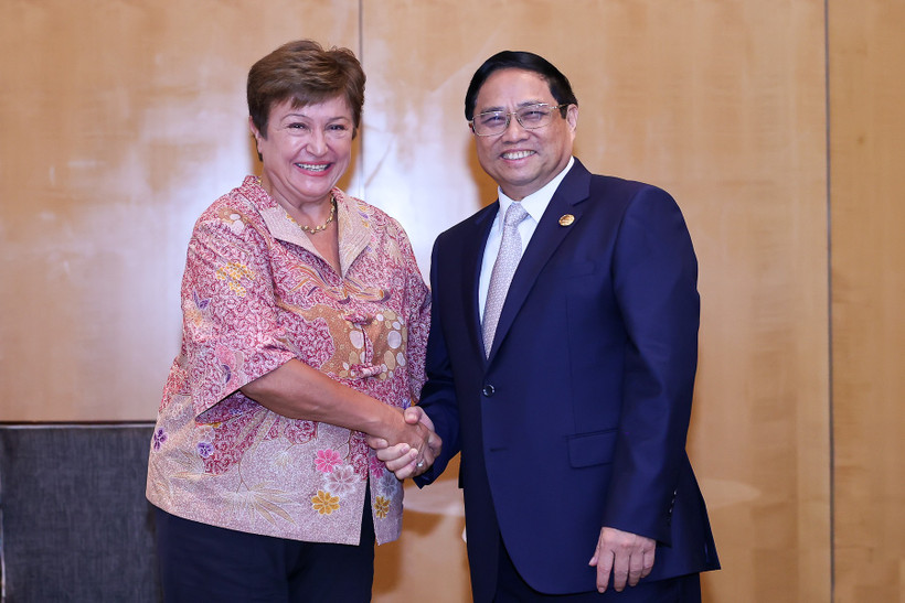 Thủ tướng Phạm Minh Chính và Giám đốc điều hành Quỹ Tiền tệ Quốc tế (IMF) Kristalina Georgieva tại Hội nghị Cấp cao ASEAN lần thứ 43. (Ảnh: Nhật Bắc)